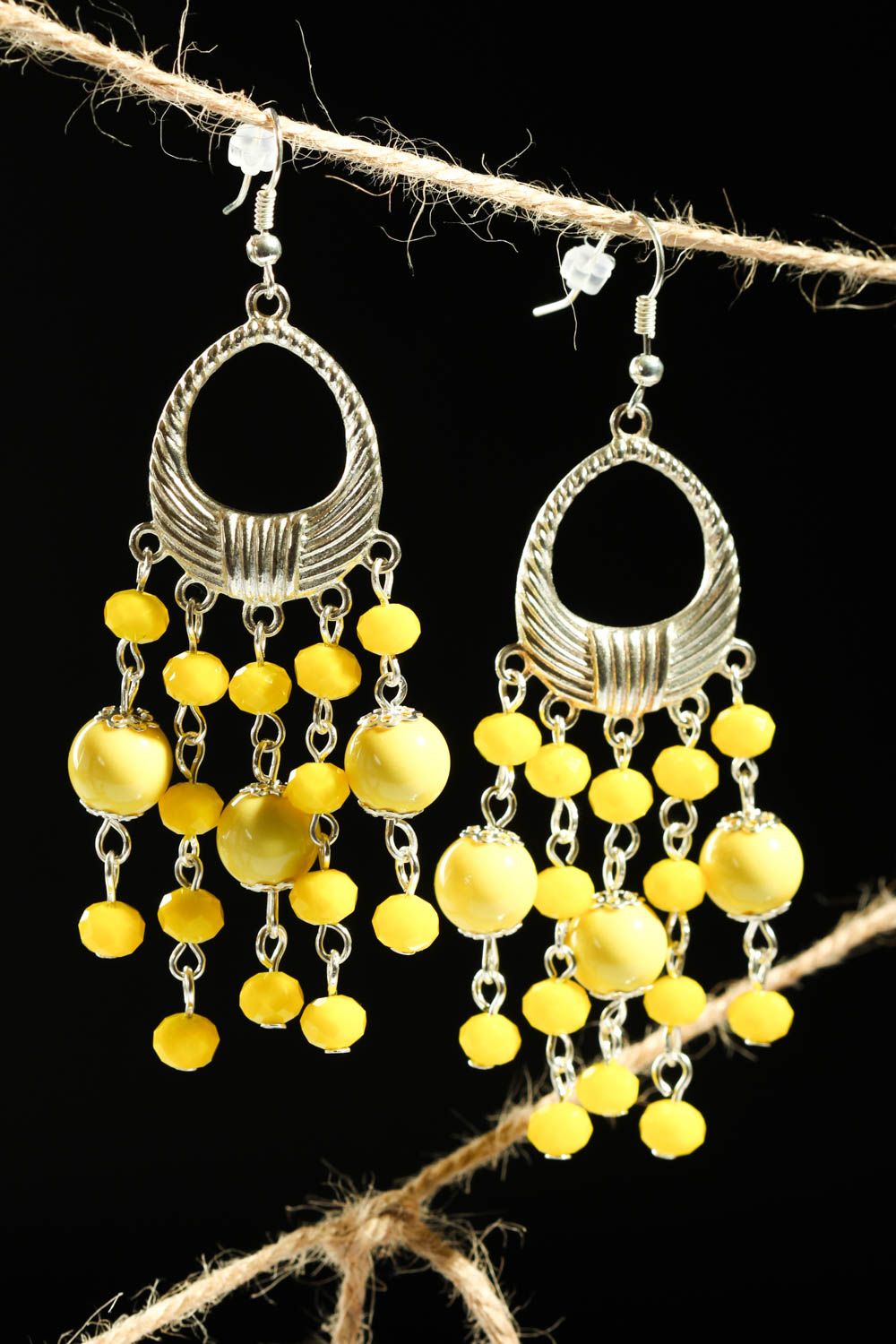 Boucles d'oreilles jaunes Bijou fait main design perles plastiques Cadeau femme photo 1
