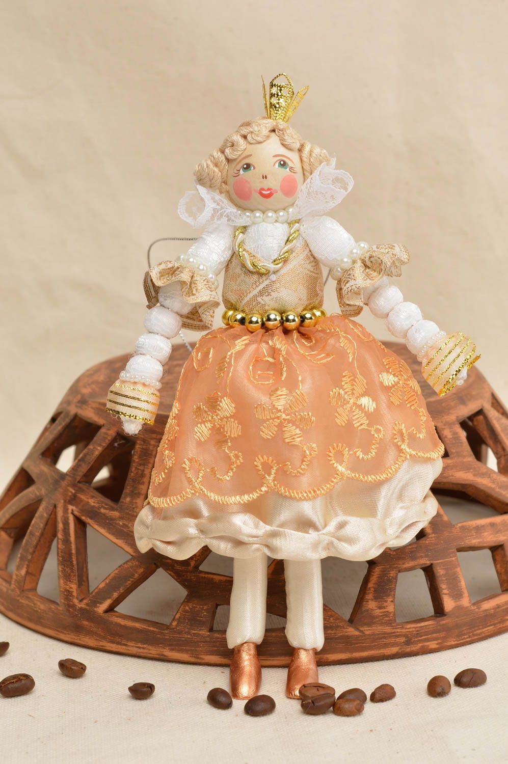 Poupée décorative en tissu et bois faite main originale Princesse en tenue dorée photo 1