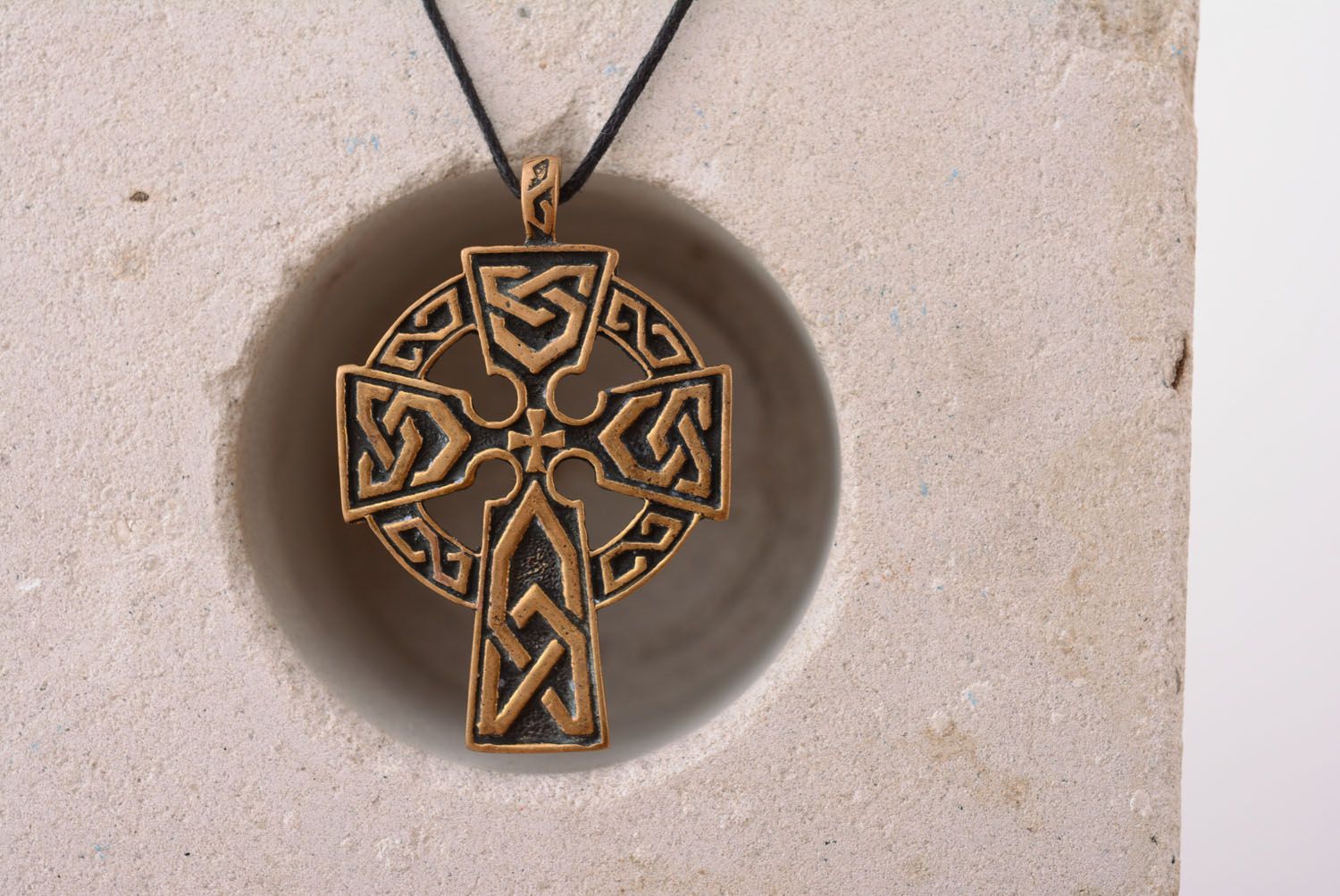 Бронзовый кулон в виде кельтского креста  фото 3
