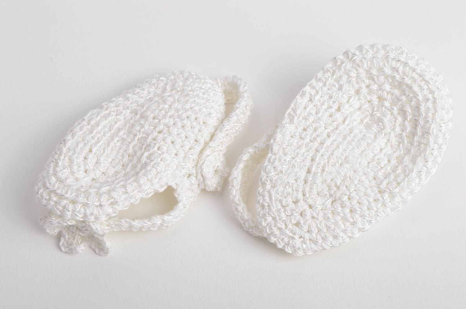 Handgemachte schöne gehäkelte Babyschuhe aus Baumwolle in Weiß Designer  foto 4