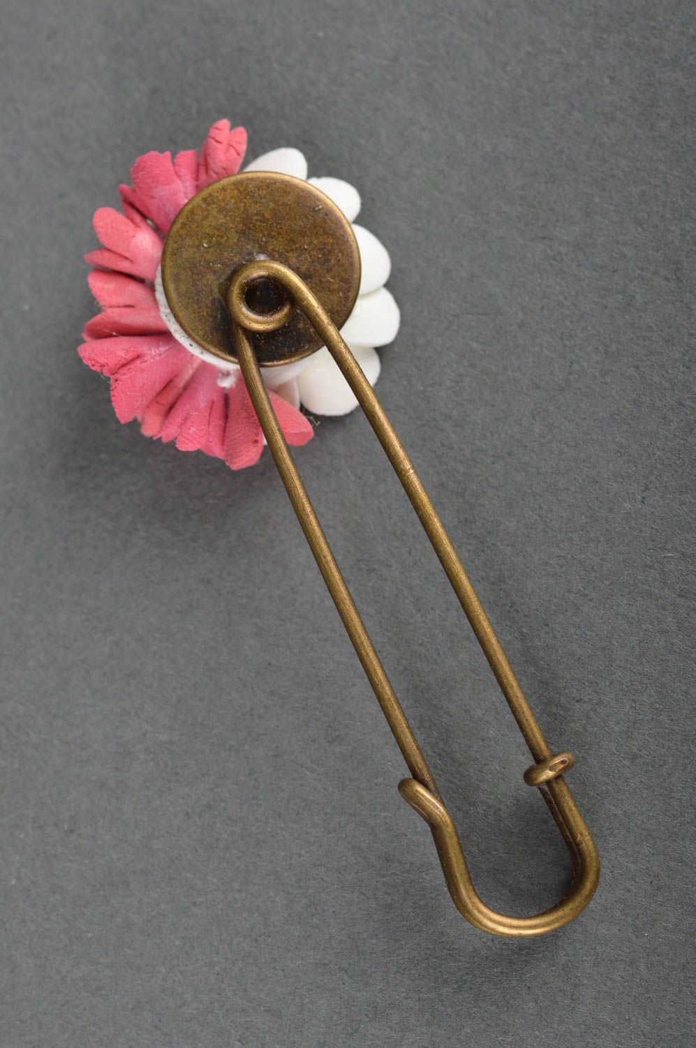 Broche con flores de arcilla polimérica con alfiler metálico original artesanal  foto 5