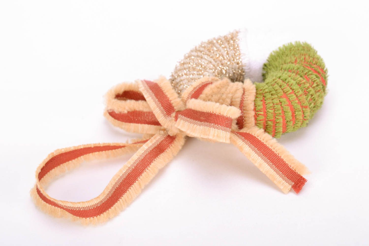 Brinquedo de Natal artesanal feito de veludo, tecidos sintéticos, sintepon e rendas. foto 3