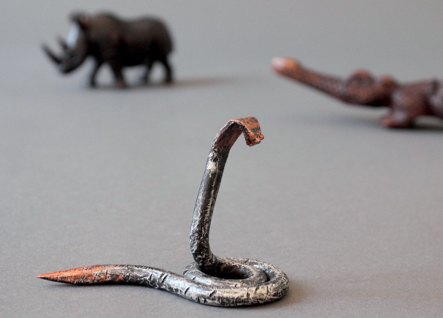 Декоративная кованая змея из металла фото 5