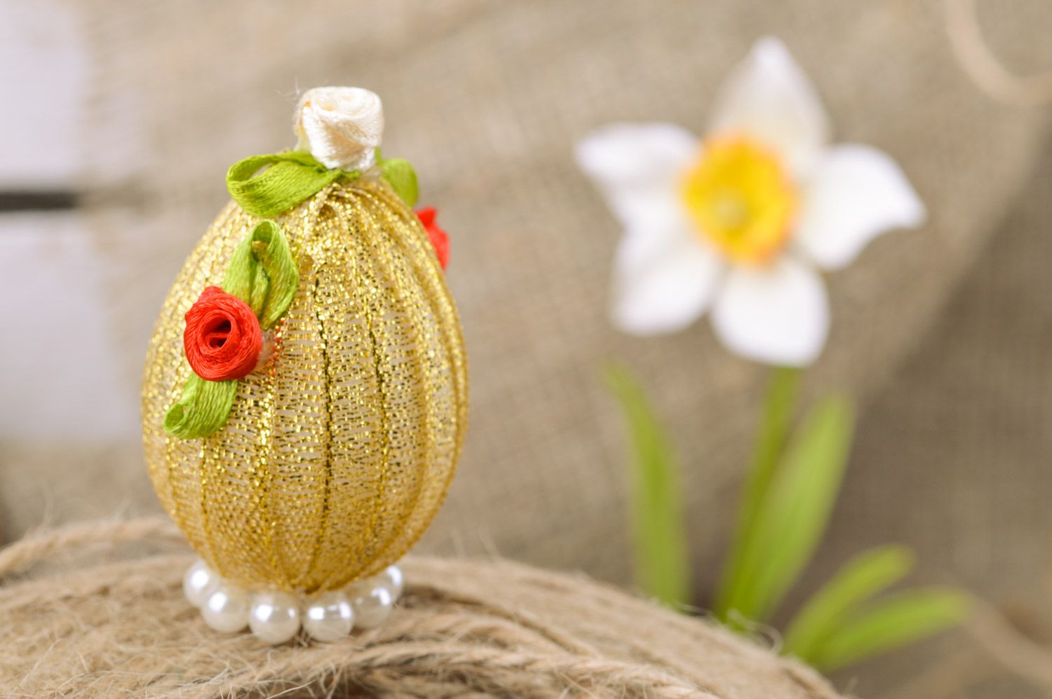 Пасхальное яйцо декоративное оплетенное лентами золотистое ручной работы фото 1