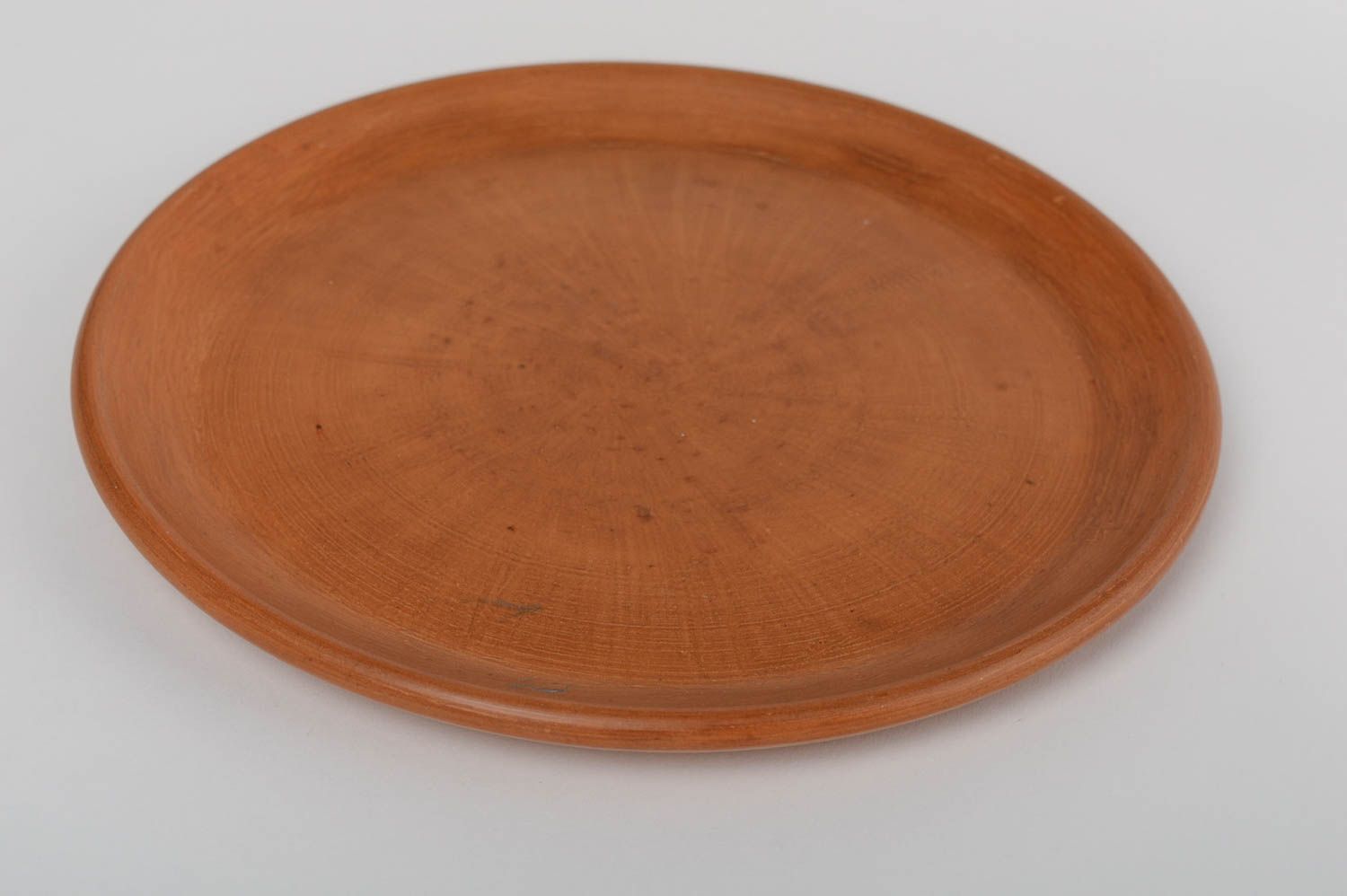 Тарелка из глины ручной работы плоская большая круглая в технике терракота фото 3