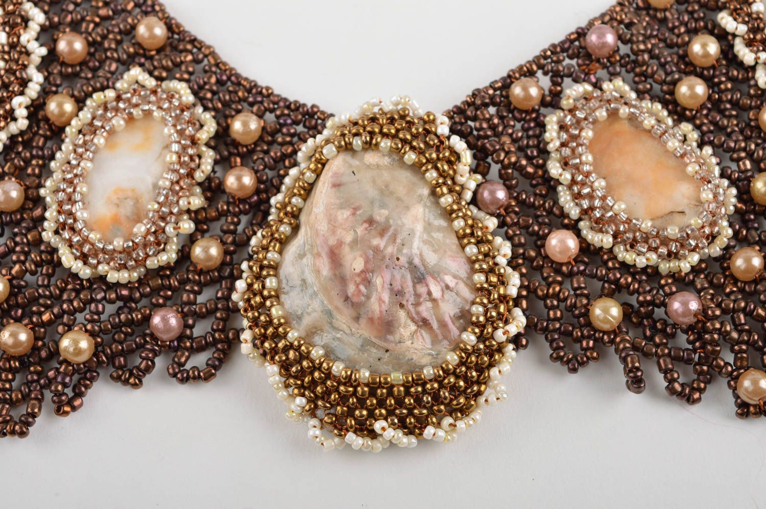 Collana di perline fatta a mano accessorio da donna con pietre marine foto 3