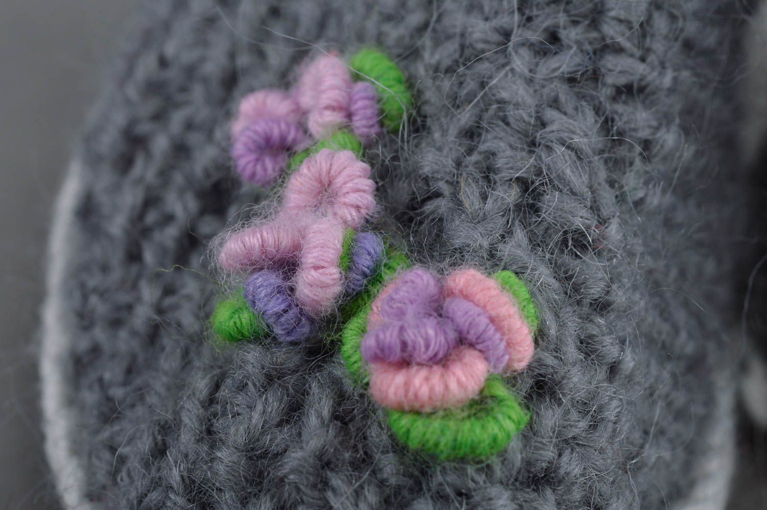 Patucos tejidos a mano de lana para niña originales bonitos con flores  foto 2