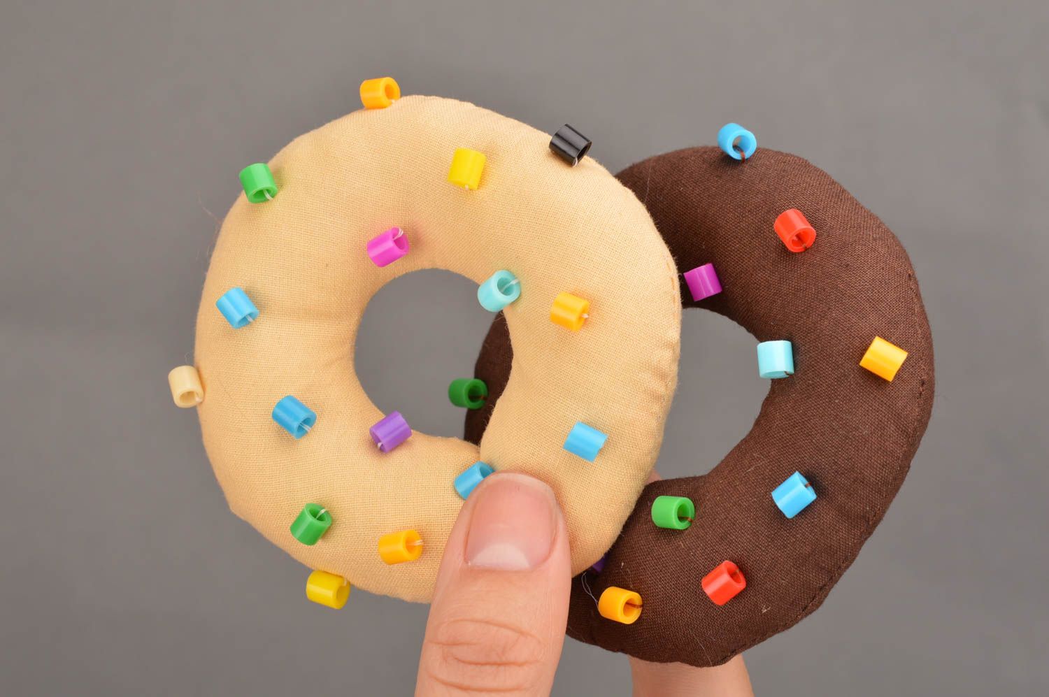 Deko Donuts aus Stoff 2 Stück mit dekorativen Elementen in Form von Streusel foto 3