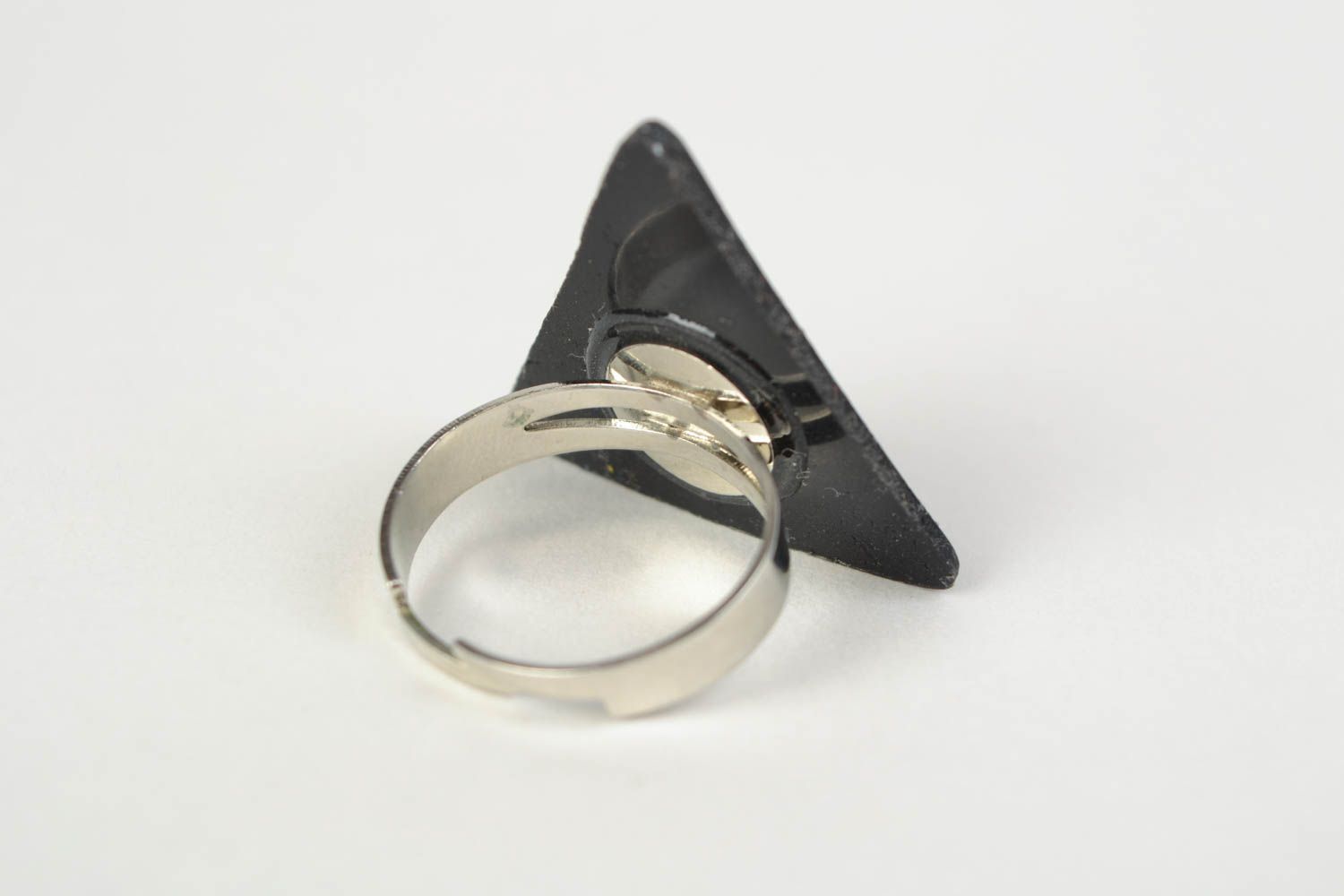 Кольцо из полимерной глины с росписью акрилом треугольное стильное ручной работы фото 5
