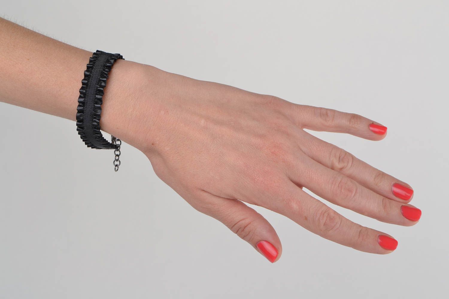 Breites stilvolles schwarzes Armband aus Kunstleder handmade Schmuck für Frauen foto 2