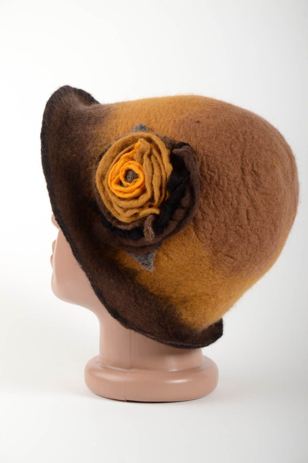 Handmade braune Mütze aus Filzwolle Accessoire für Frauen warme Mütze mit Blume foto 1