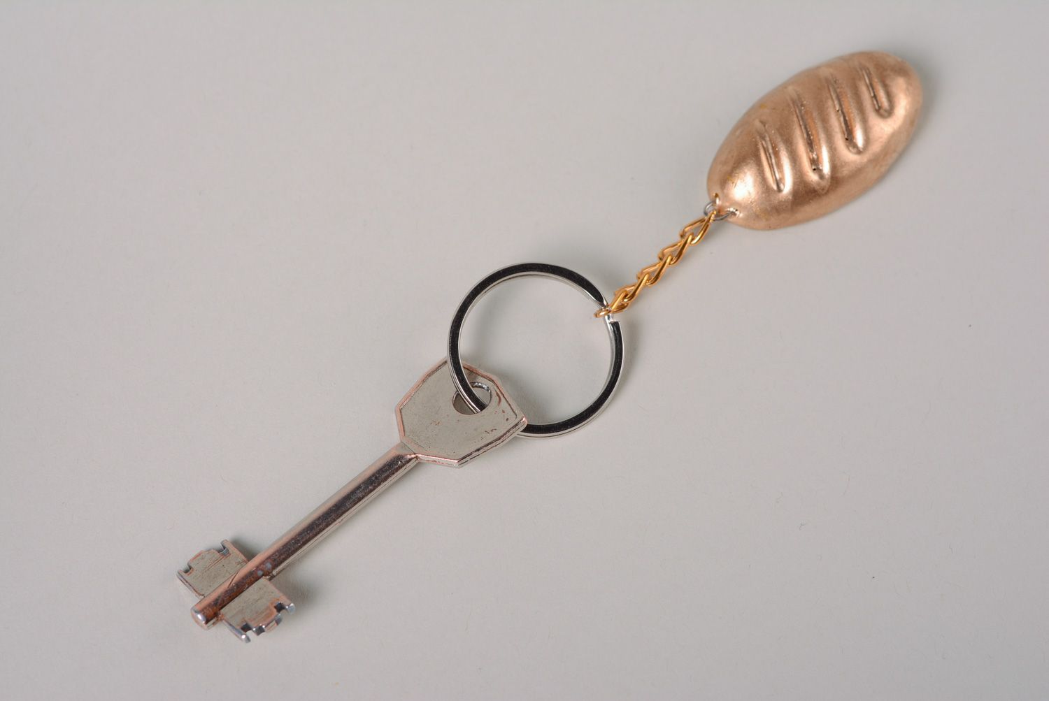 Porte-clés pain long en pâte polymère fait main couleur dorée original photo 5