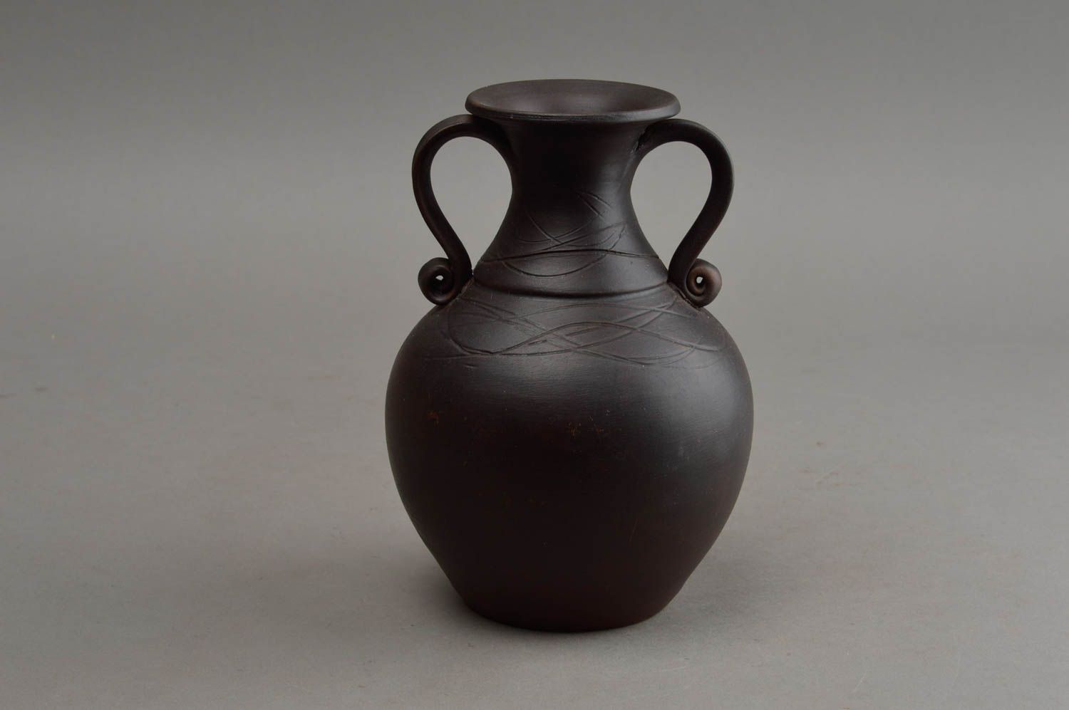 Маленькая объемная декоративная ваза из глины с двумя ручками ручной работы фото 7