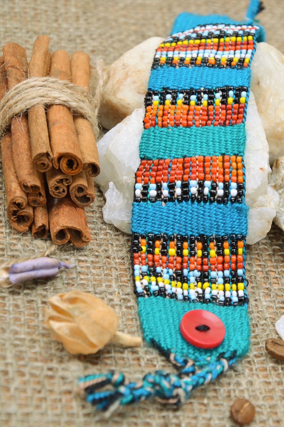 Bracelet fait main en tissu brodé de perles de rocaille avec bouton ethnique photo 1