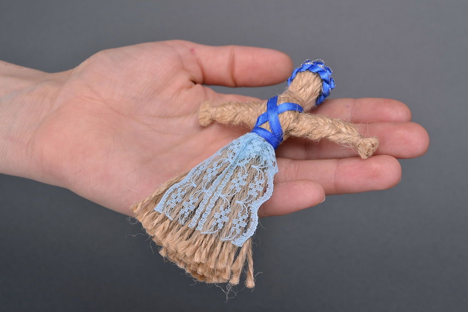 Bambola etnica di stoffa fatta a mano amuleto talismano giocattolo slavo
 foto 4