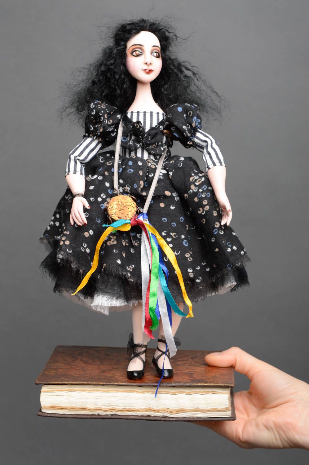 Кукла из самозатвердевающей глины в черном платье фото 5