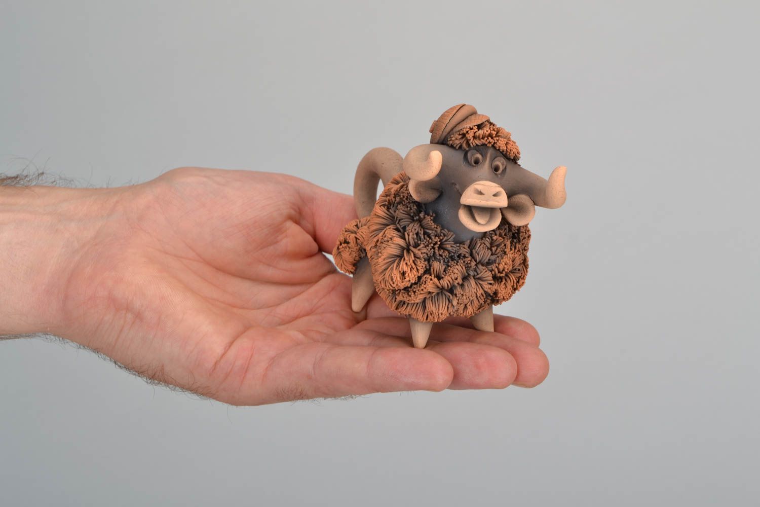 Керамическая статуэтка погремушка ручная лепка Бычок фото 2