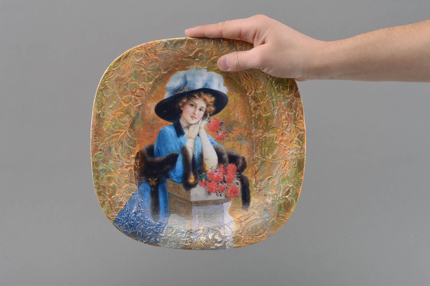 Стеклянная тарелка в технике декупаж ручной работы для декора дома Леди фото 4