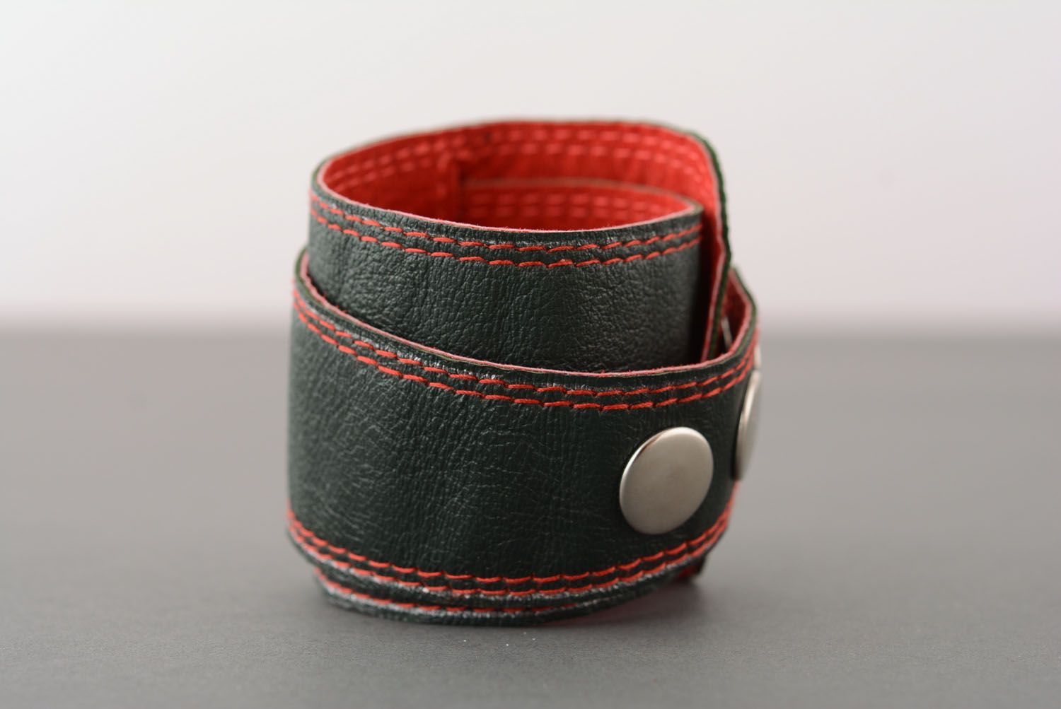 Leather bracelet with buttons photo 2