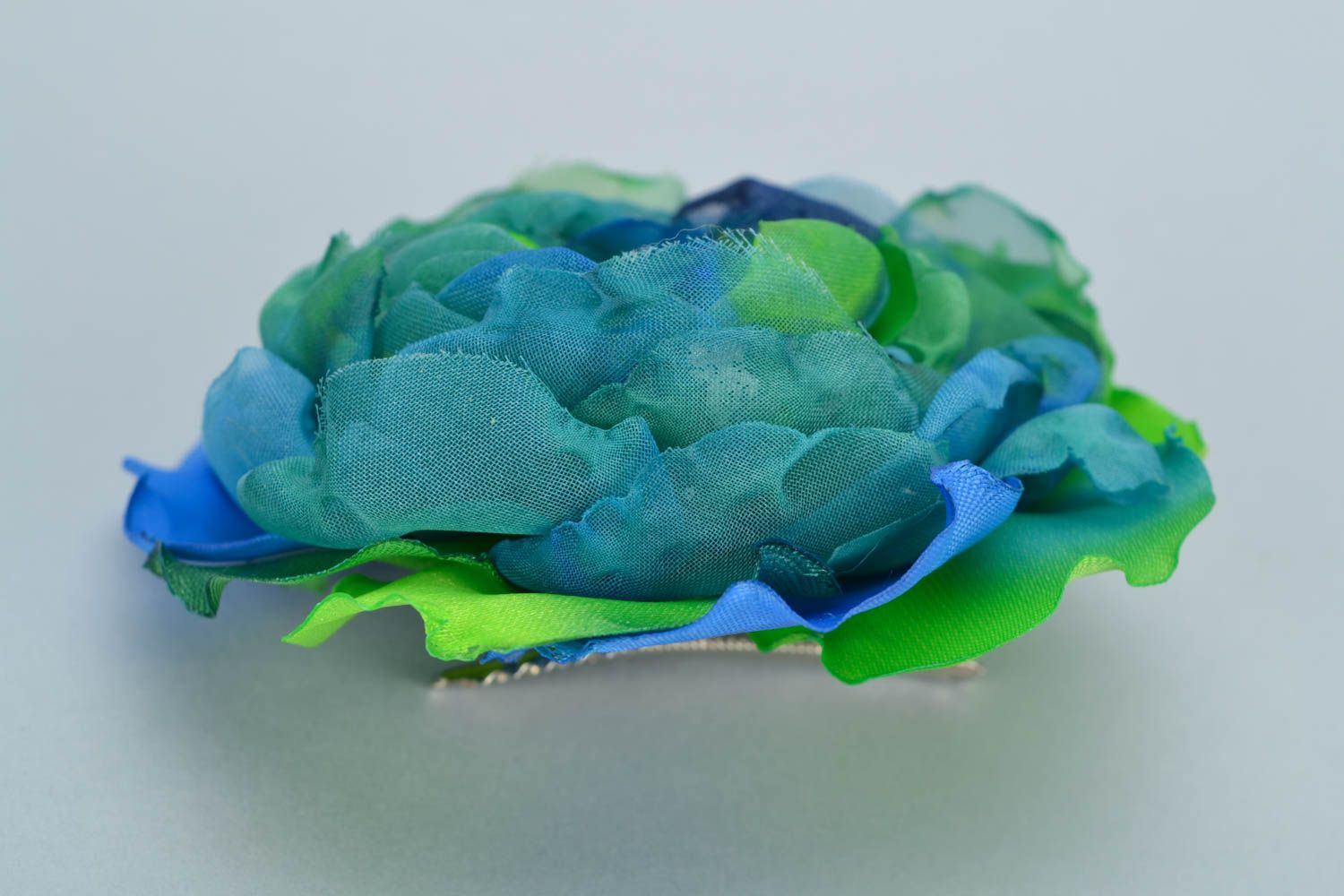 Grande pince à cheveux fleur bleu vert faite main en satin et organza pour femme photo 5