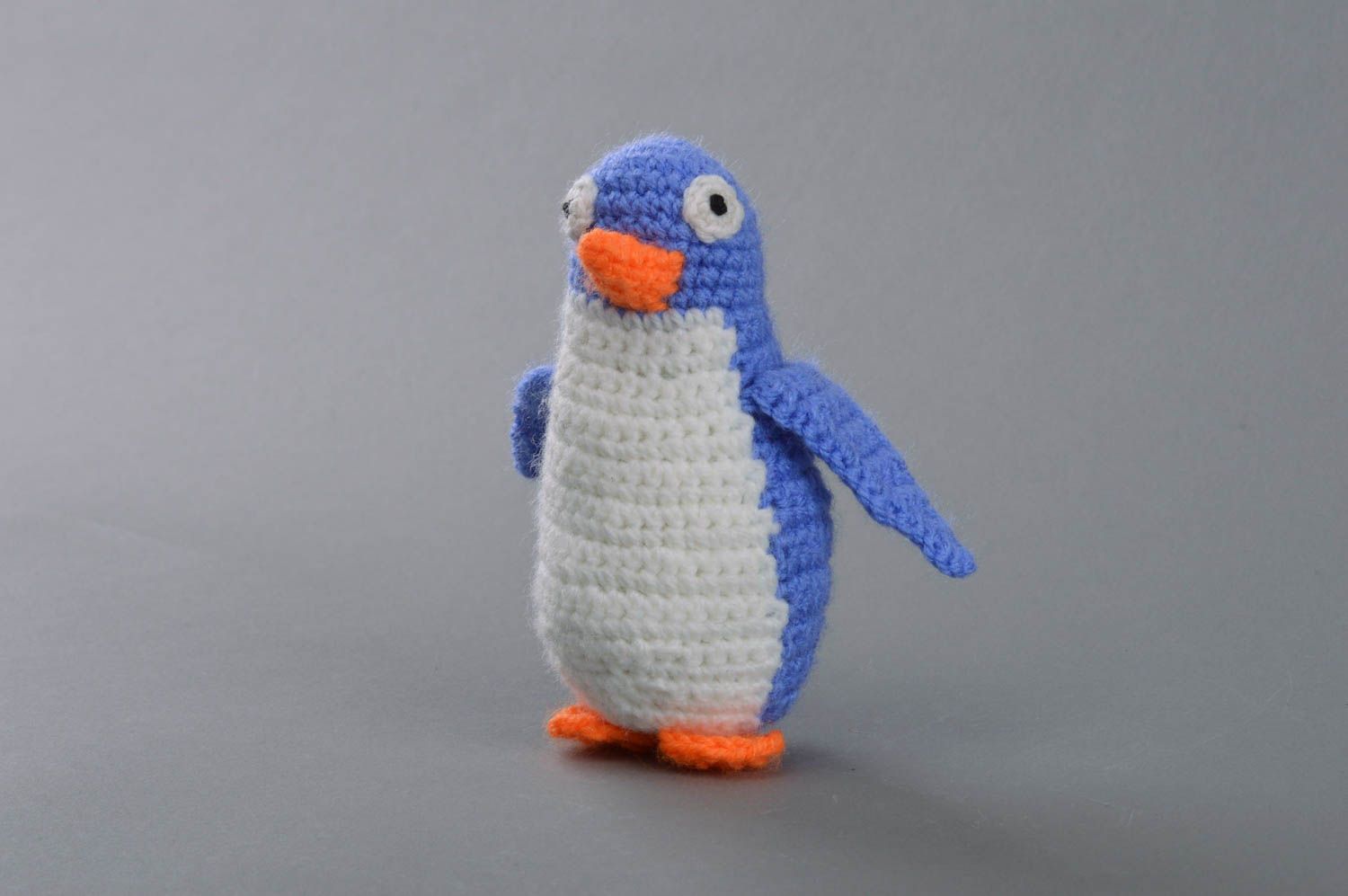 Petit jouet tricoté pingouin mauve en laine et acrylique fait main drôle photo 2