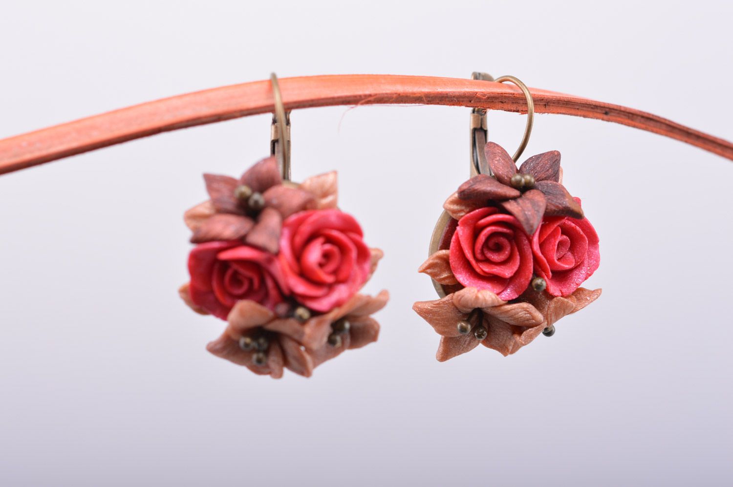 Große handgemachte Ohrringe aus Ton mit Blumen und metallischer Furnitur für Damen foto 5