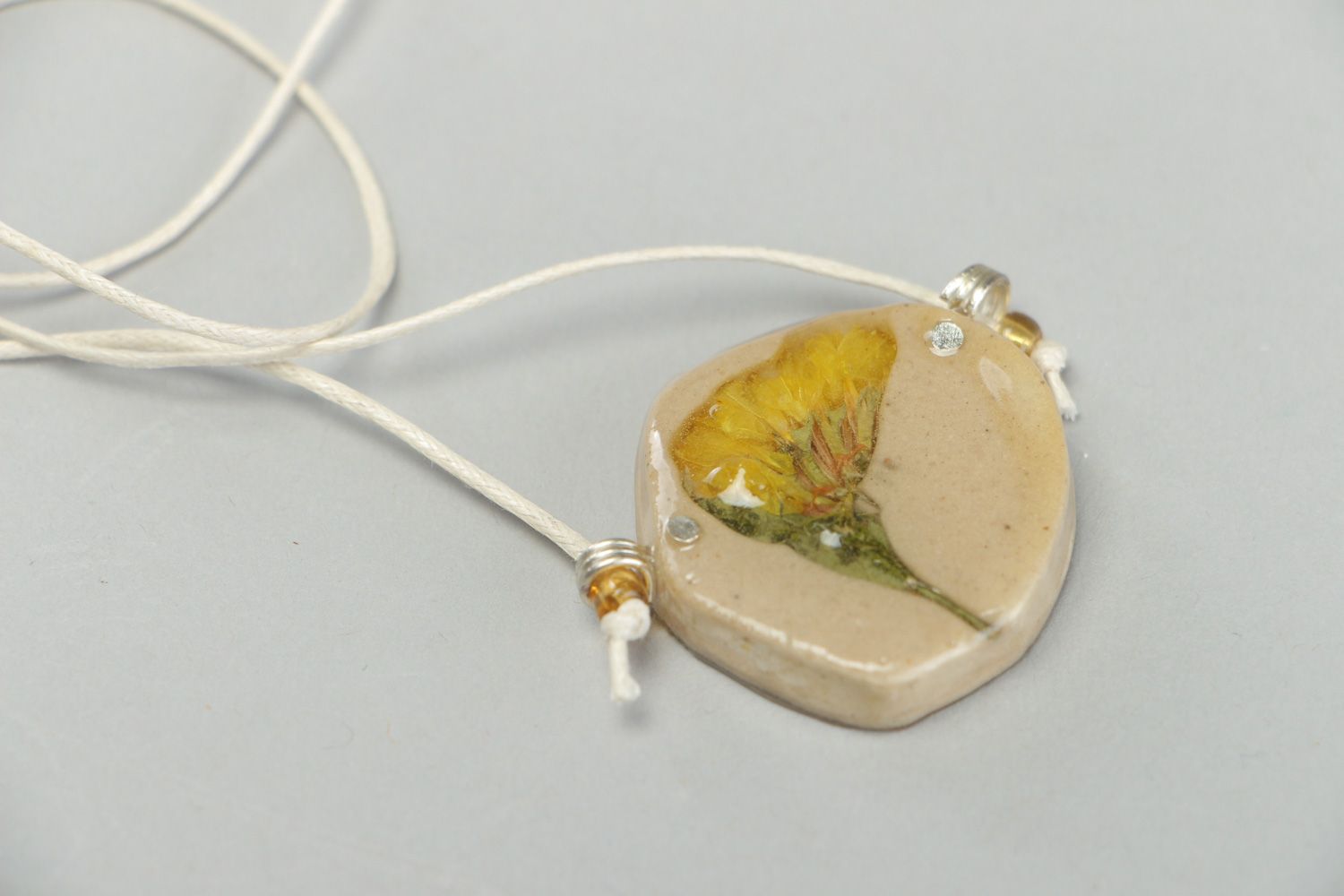 Handmade pendant with cord with dried flowers coated with epoxy photo 2