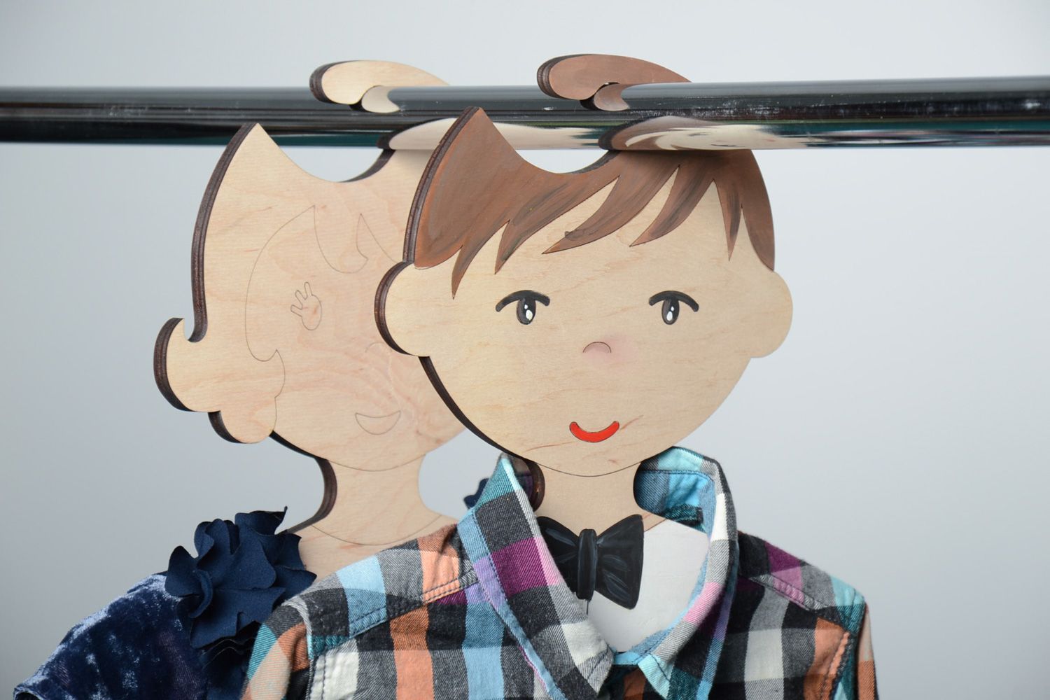 Cintre pour vêtement d'enfant en bois peint fait main design original garçon photo 1