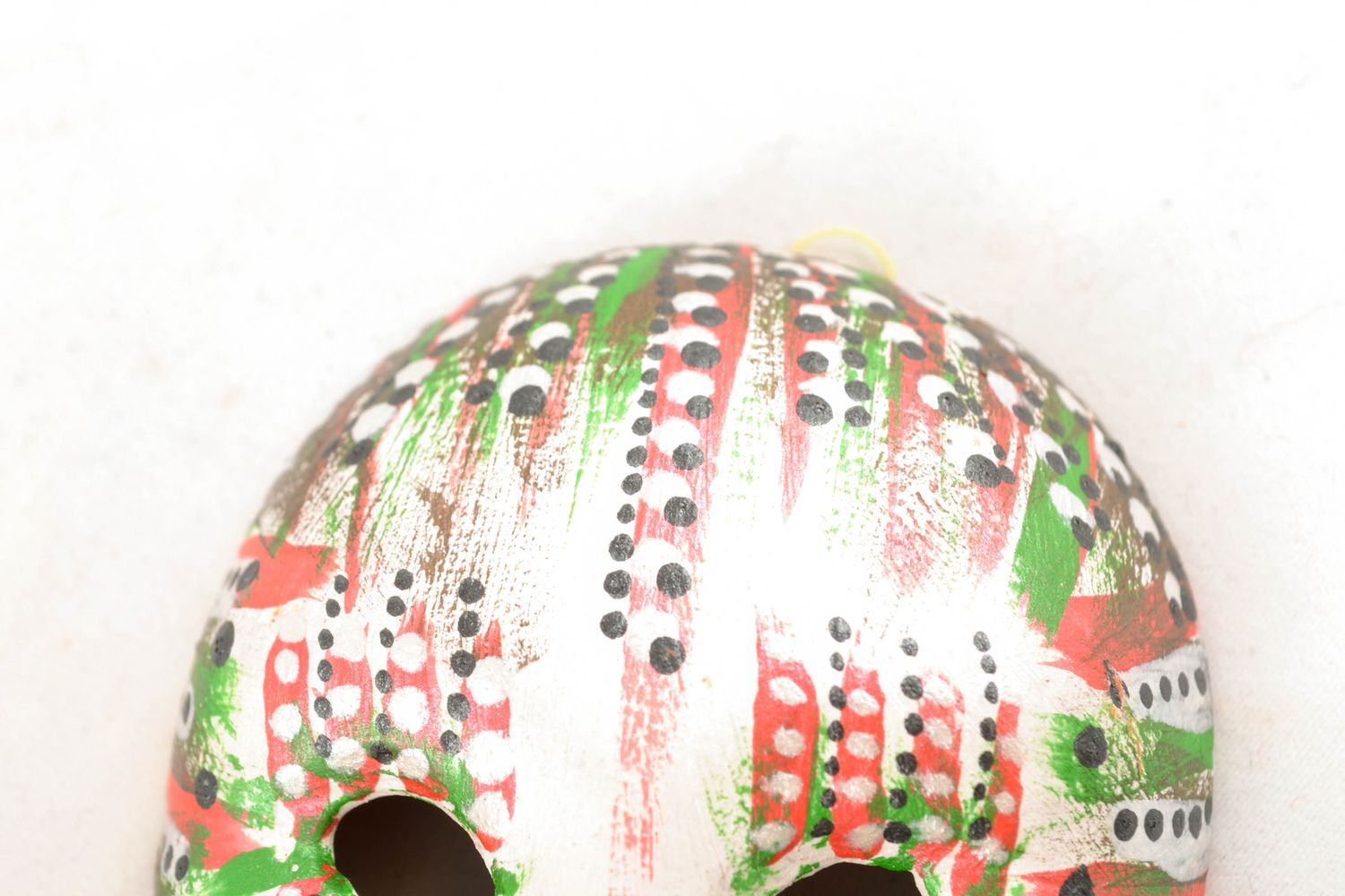 Сувенирная маска из глины расписанная акриловыми красками фото 3