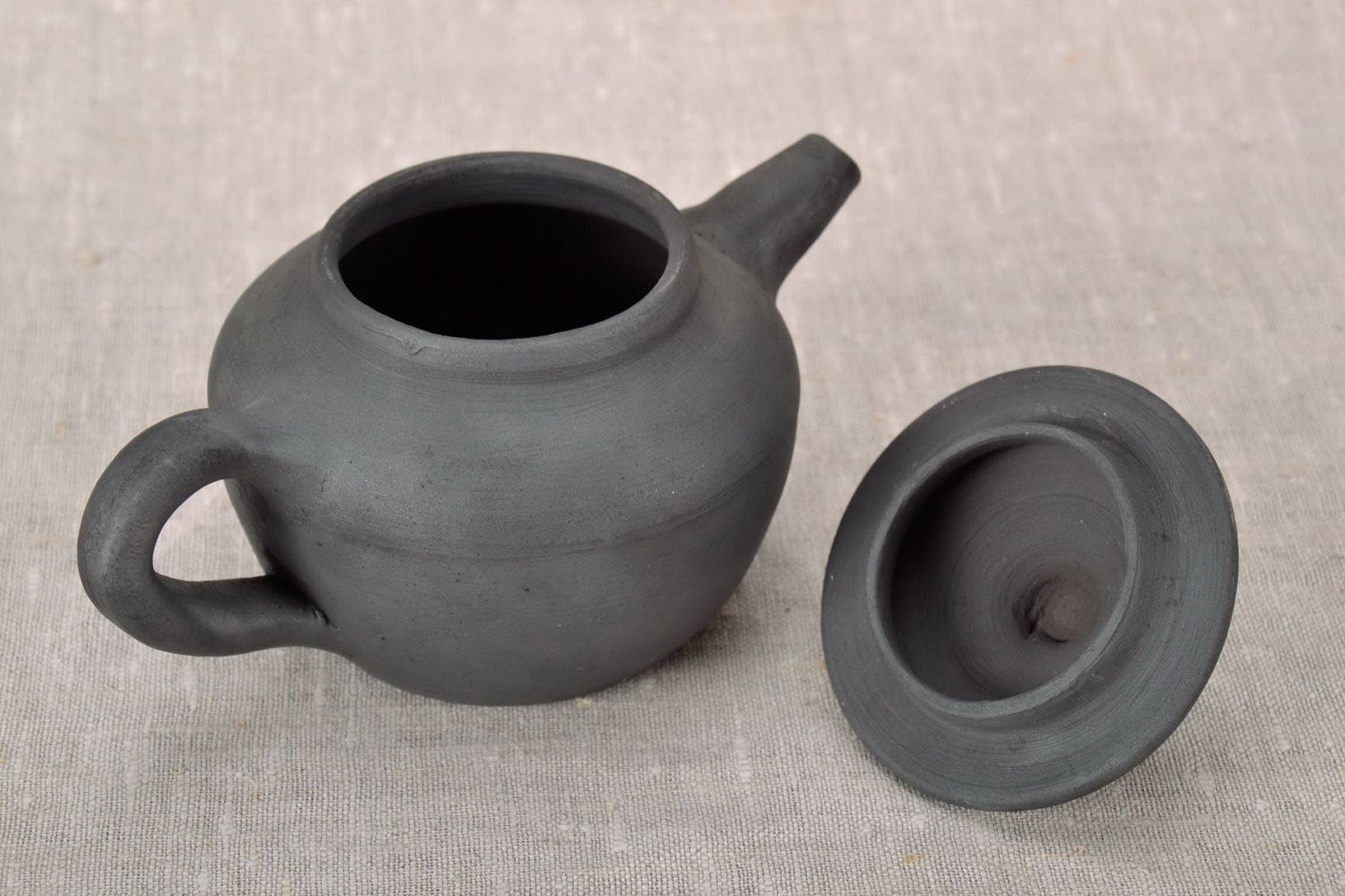 Handgemachte Teekanne aus Keramik foto 4