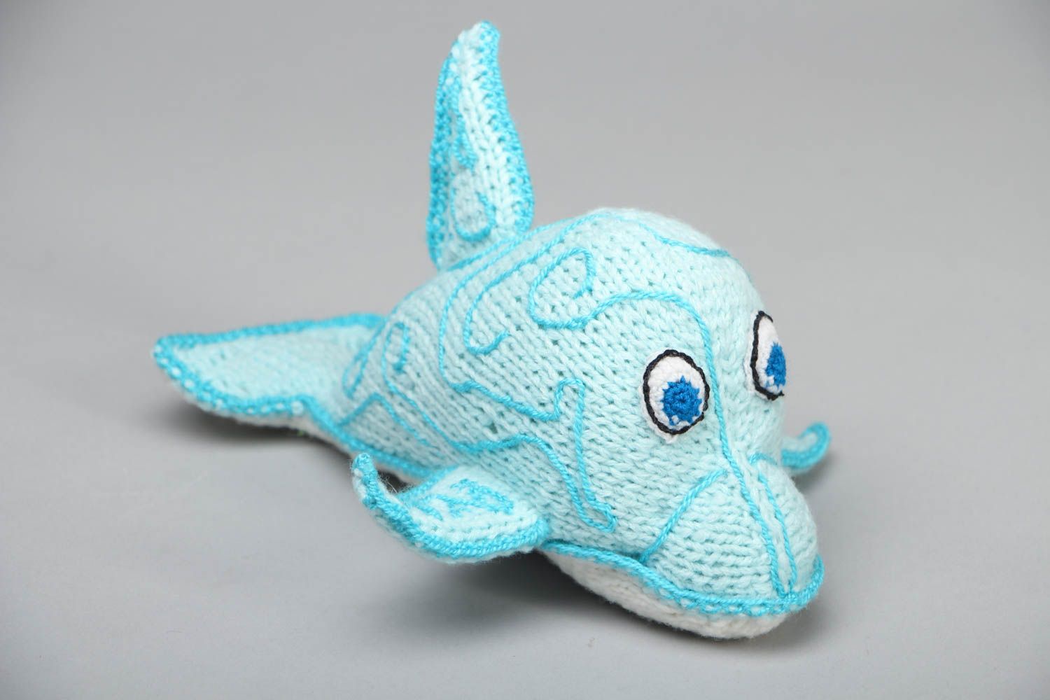 Мягкая вязаная игрушка Голубой дельфин фото 1