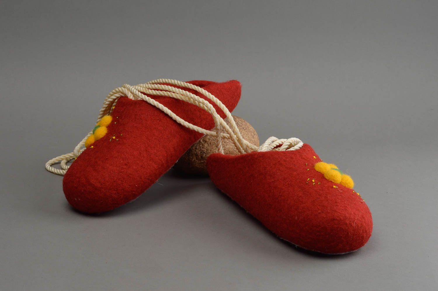 Pantoufles faites main rouge foncé pour femmes avec fleurs chaudes en laine photo 1