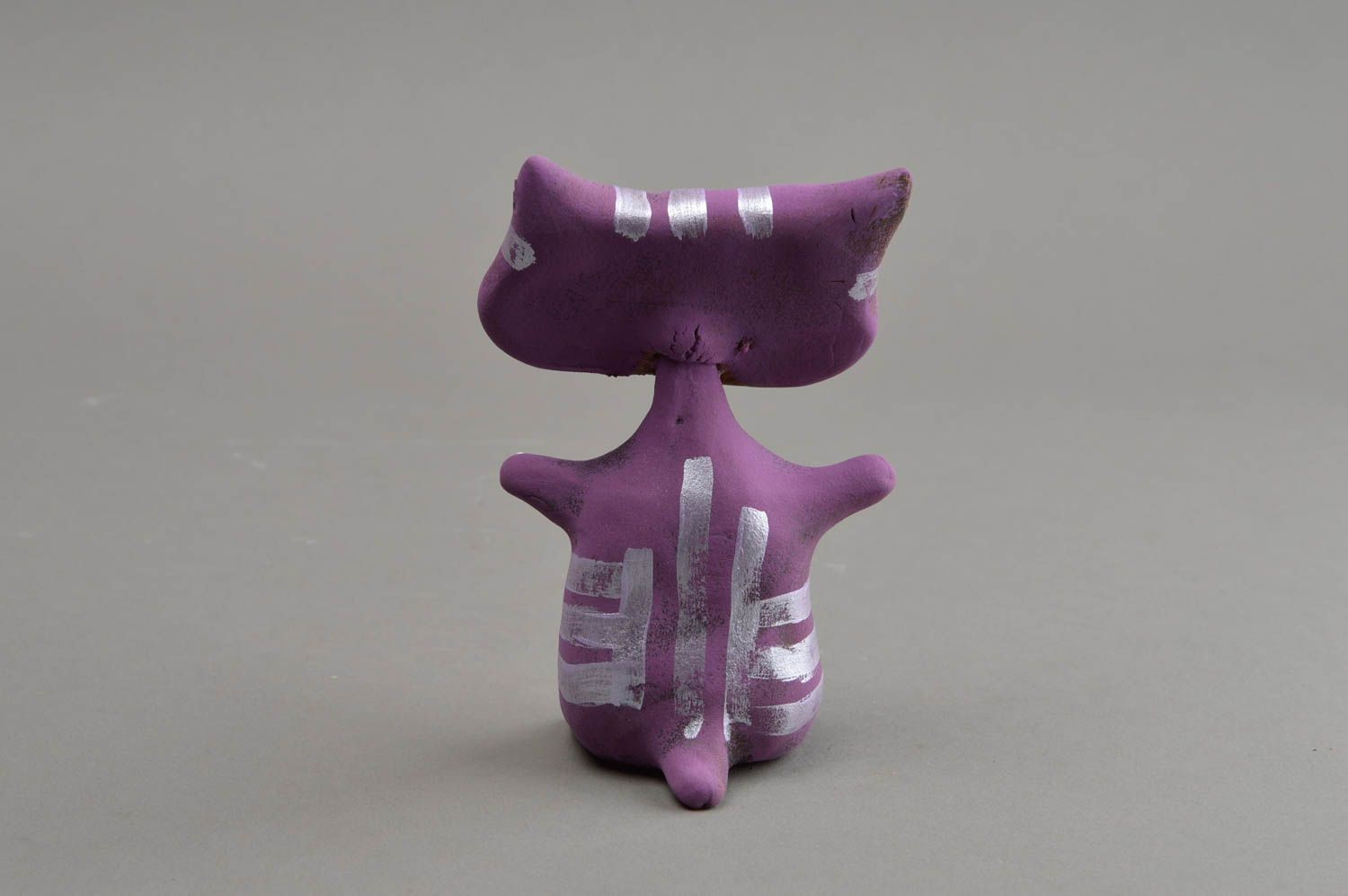 Фиолетовая глиняная статуэтка в виде кота ручной работы расписанная красками фото 5