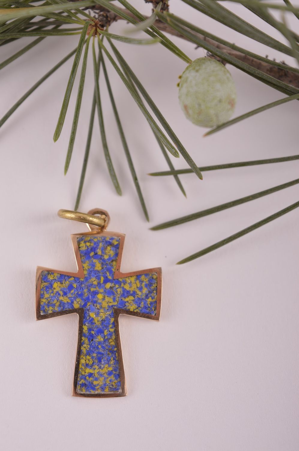 Крестик с камнями handmade подвеска на шею украшение из латуни сиреневый крест фото 1