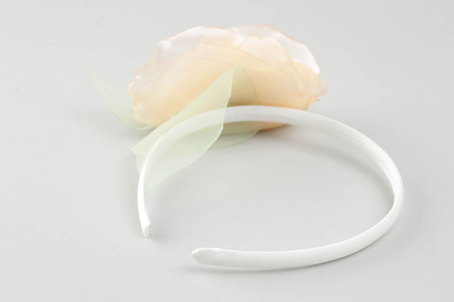 Aro de cabelo decorado com uma flor feita de tecido leve transparente e contas foto 3