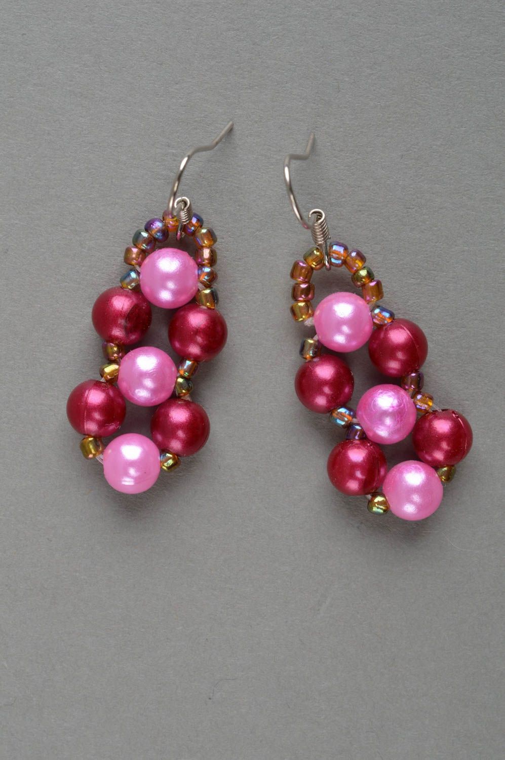 Boucles d'oreilles en perles fantaisie faites main pendantes rose-framboise photo 2