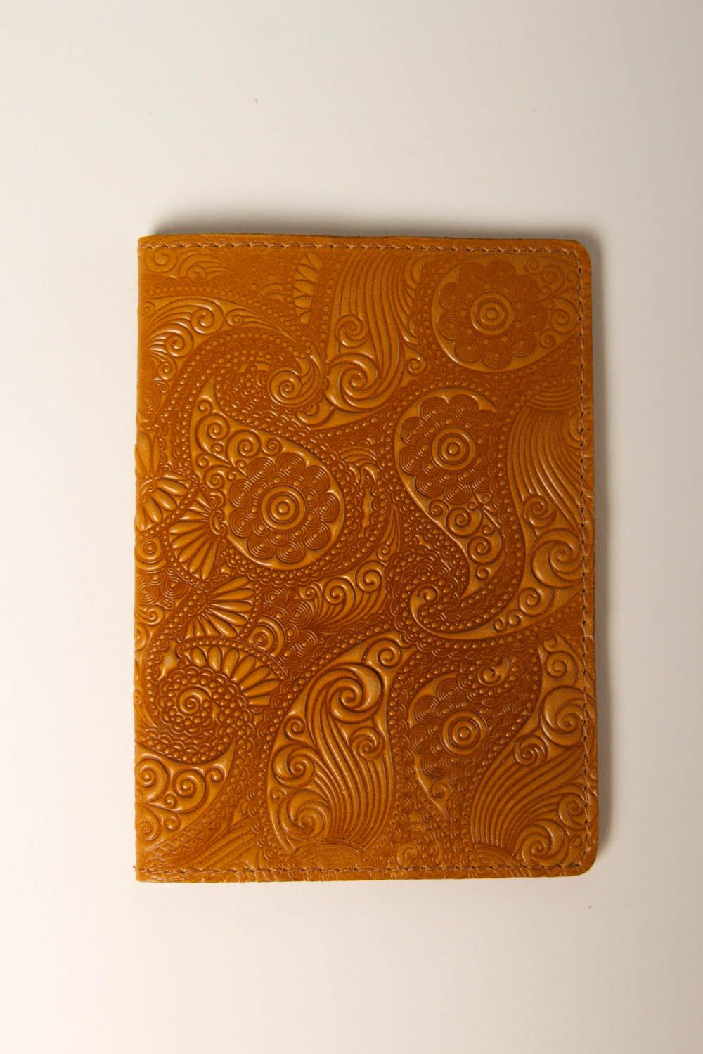 Аксессуар из кожи handmade оригинальный подарок с орнаментом обложка на паспорт фото 3