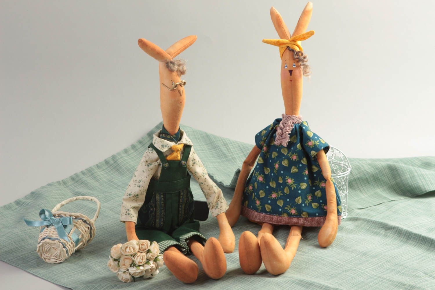 Набор мягких кукол зайцы 2 шт из хлопка декоративные игрушки ручной работы фото 1