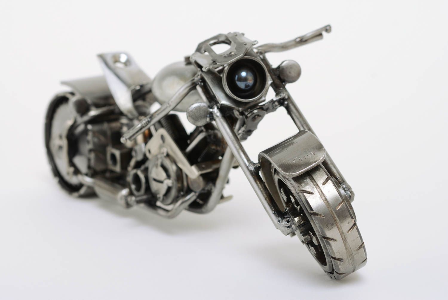 Künstlerische Statuette aus Metall Motorrad im Techno Art Stil handgeschaffen foto 2