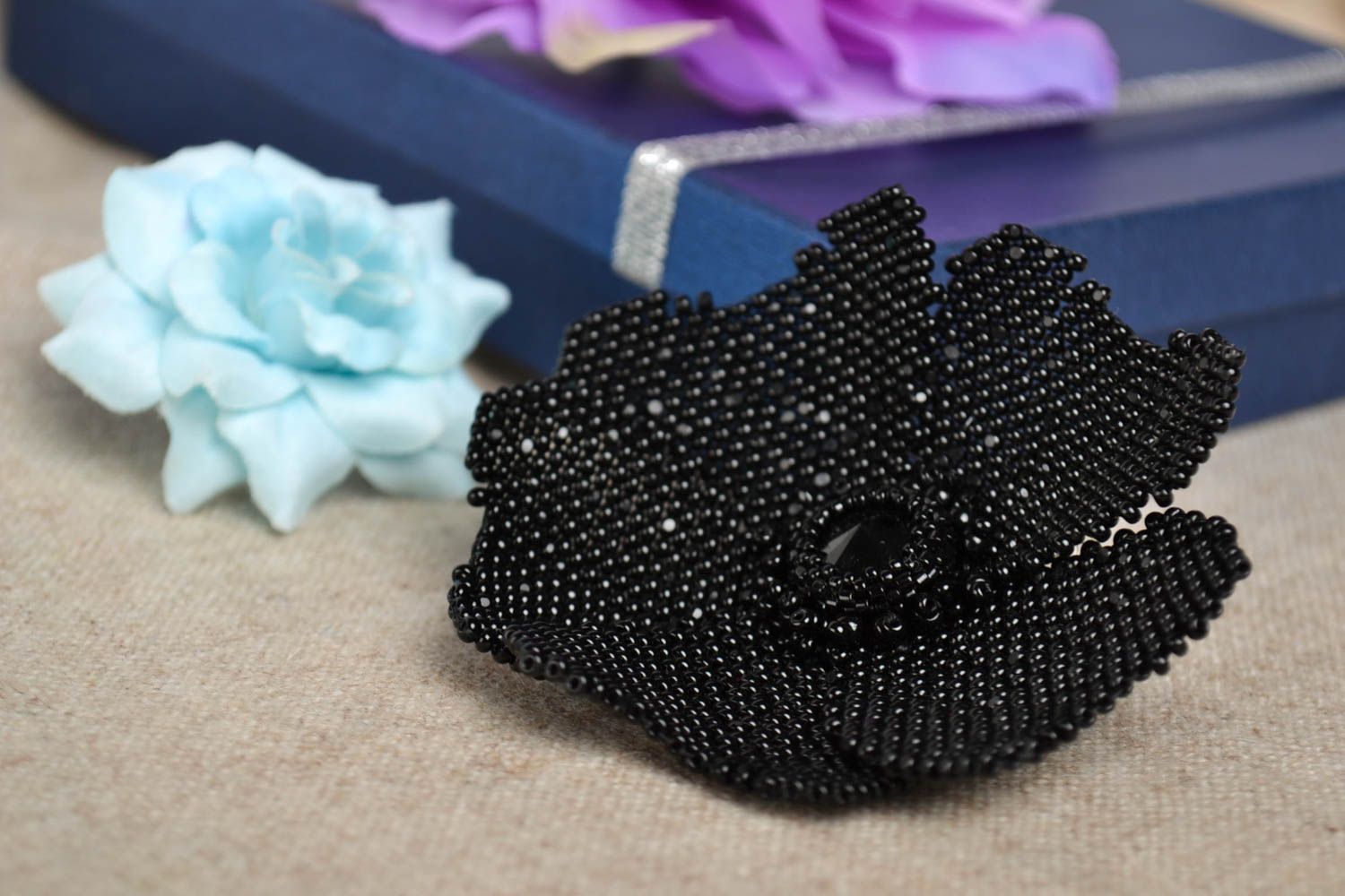 Broche fleur noire Bijou fait main en perles de rocaille Cadeau pour femme photo 1