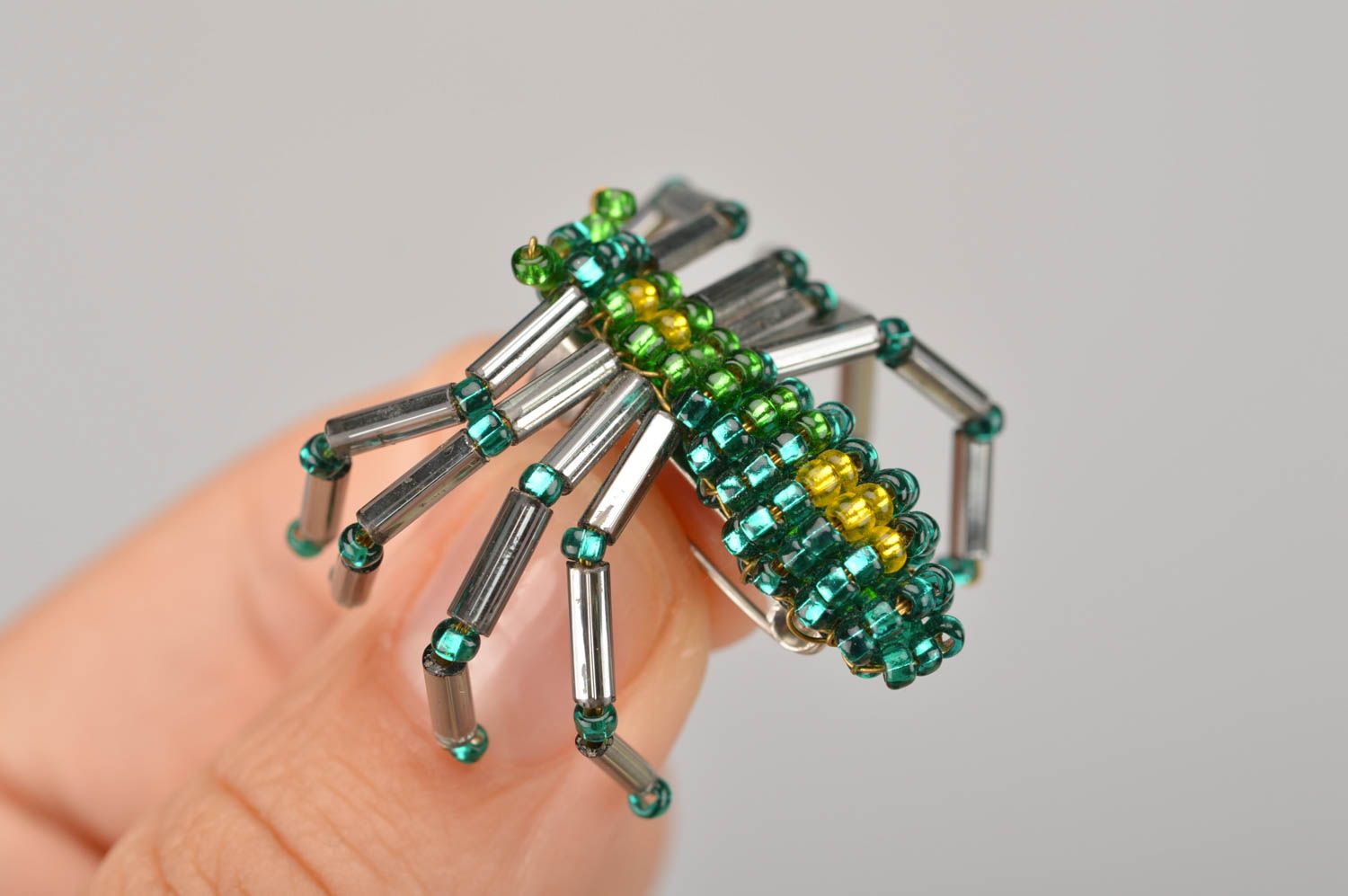 Grüne Spinne Brosche aus Glasperlen einzigartig und stilvoll handgefertigt grell foto 2