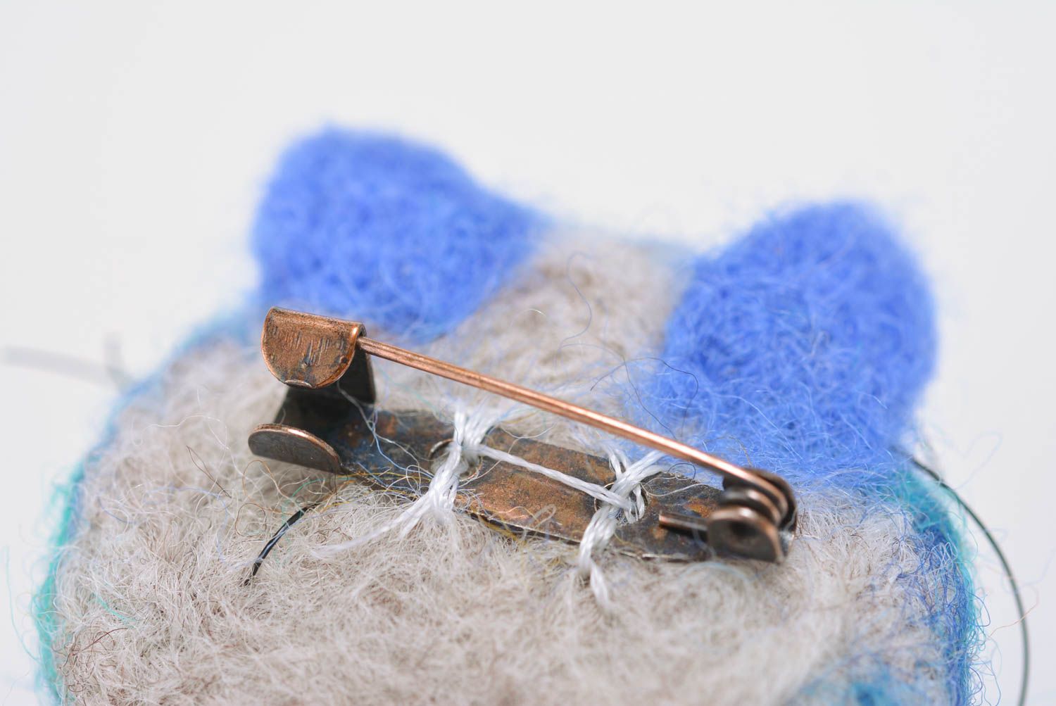 Broche de lana de fieltro artesanal con forma de gato azul pequeño foto 5