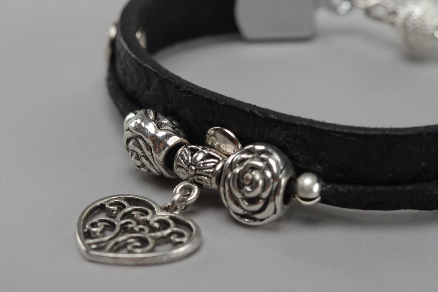 Bracelet en cuir naturel fait main original noir inserts en métal pour femme photo 3