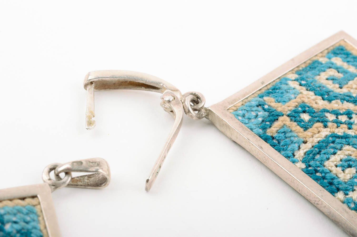 Серьги и кулон с вышивкой серебряные ручной работы оригинальные голубые фото 3