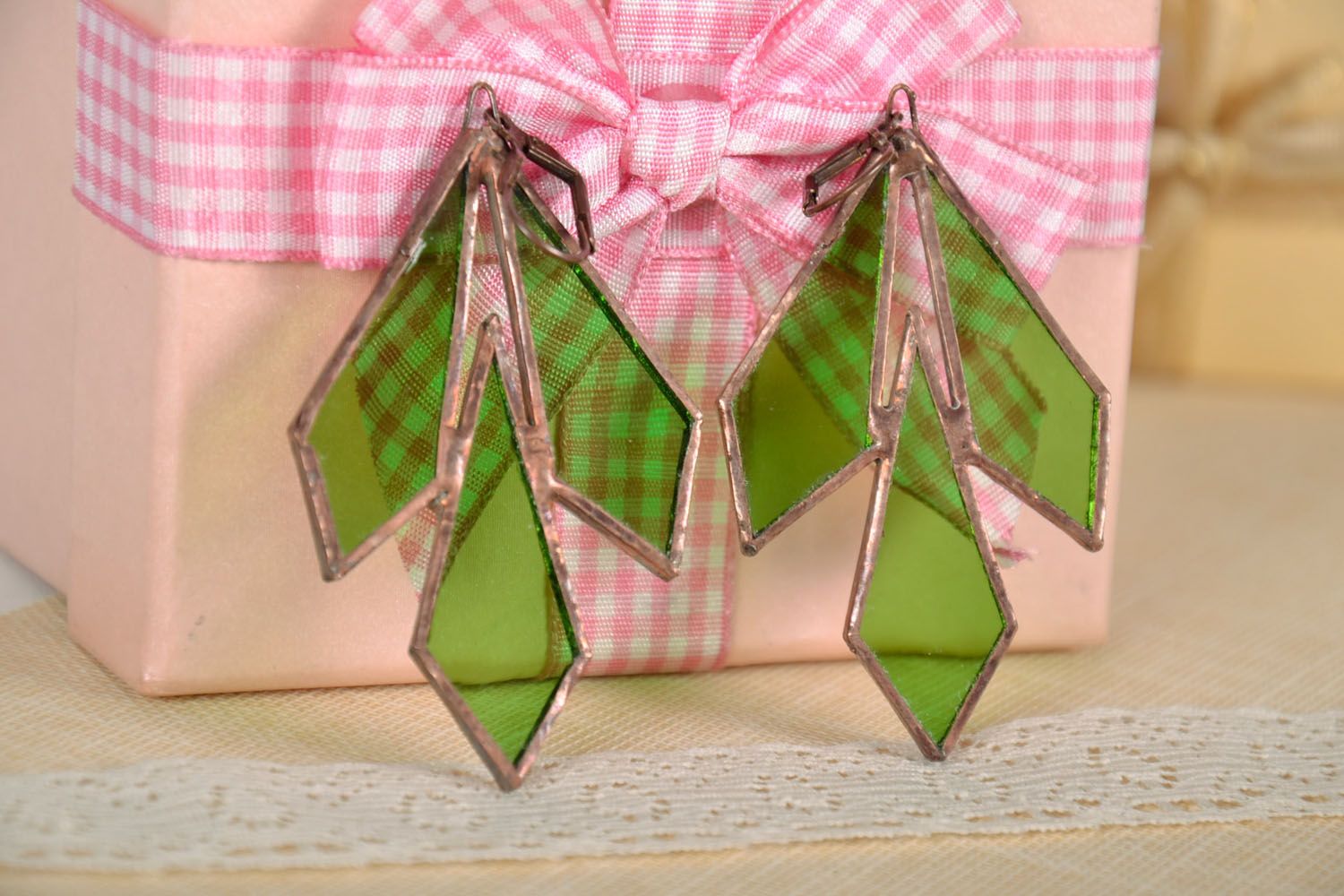 Boucles d'oreilles artisanales en verre vitrail vert photo 1