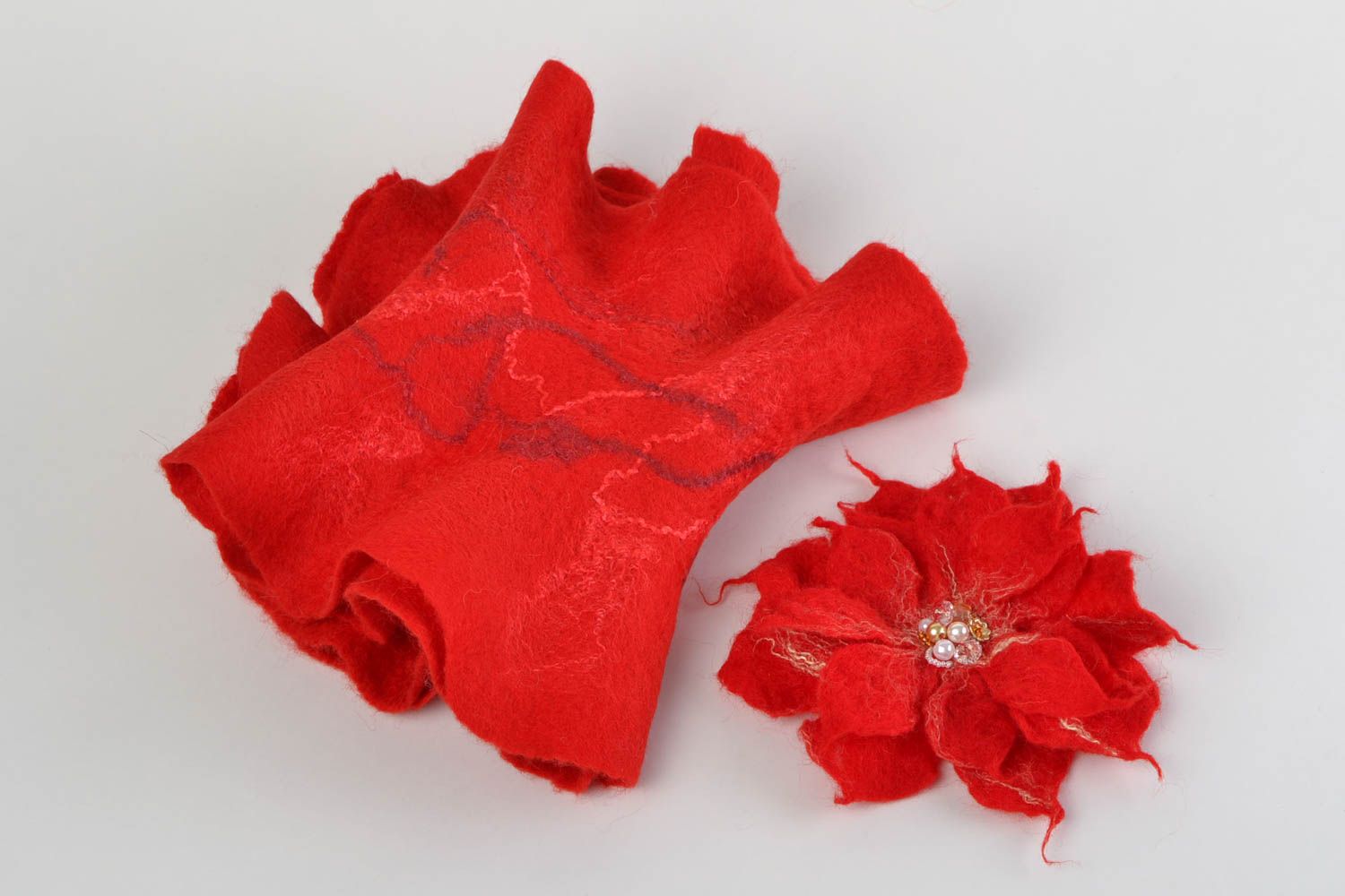 Écharpe en laine feutrée rouge avec broche fleur décrochable faite main photo 4