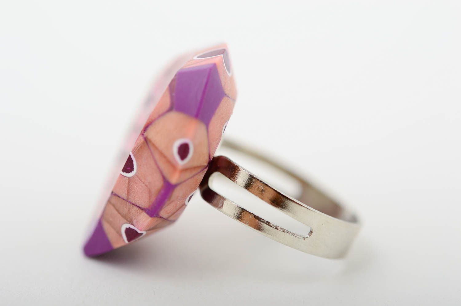 Перстень ручной работы кольцо из карандашей сиреневое крупное стильное кольцо фото 4