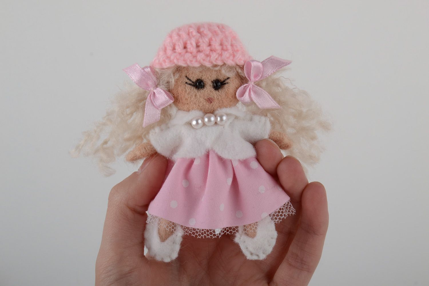 Авторская брошь ручной работы куколка в розовом  фото 5