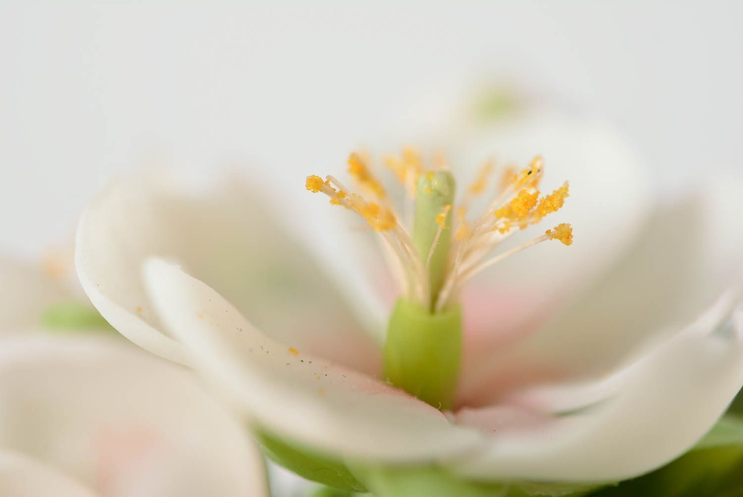 Broche-barrette en pâte polymère faite main belle originale fleur de pommier photo 4