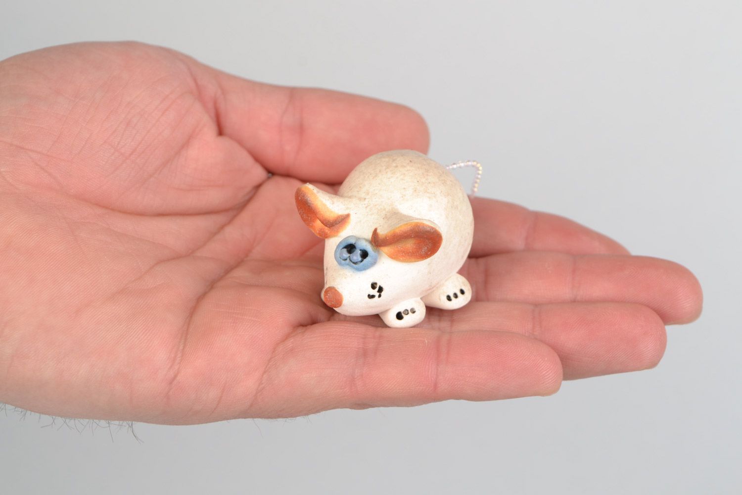 Авторская расписанная глазурью глиняная фигурка мышонка грустного ручной работы фото 2